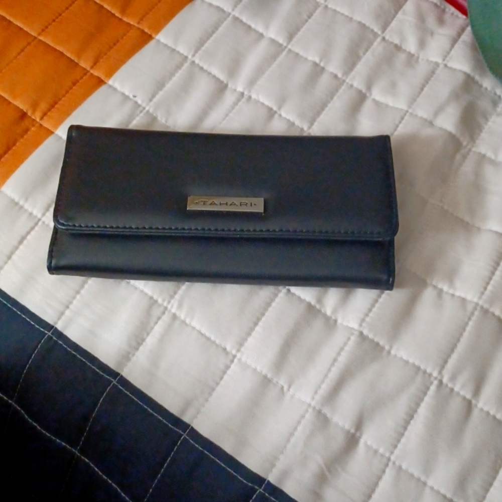 Tahari wallet
